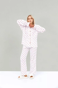 Détail d'un pyjama femme en coton blanc avec imprimé cœur rouge et poignets à volants