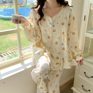 Beige pyjamaset met berenprint, kantafwerking, lange mouwen en knoopsluiting