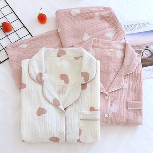 Détail du haut de pyjama en coton crêpe avec imprimés cœurs, col revers et petite poche