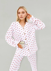 Détail du pyjama blanc en coton imprimé cœurs avec boutons en bois et poignets à volants