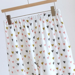 Detailansicht der Damen Baumwoll-Schlafhose mit buntem Herzprint und elastischem Gummibund