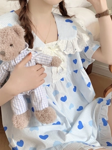 Dettaglio pigiama celeste a cuori con colletto in pizzo bianco e fiocco decorativo
