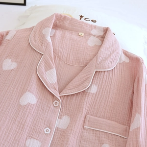Gros plan du haut de pyjama rose en coton gaufré à motif cœur et boutons fleurs