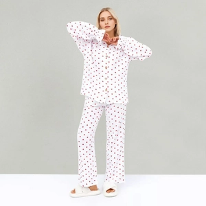 Pyjama deux pièces pour femme en coton blanc avec imprimé cœurs rouges et manches longues