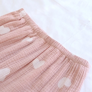 Détail du pantalon de pyjama en coton rose avec motifs cœurs et taille élastiquée