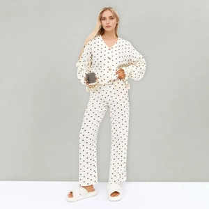 Pyjama deux pièces blanc en coton pour femme avec imprimé cœurs, haut col V et pantalon