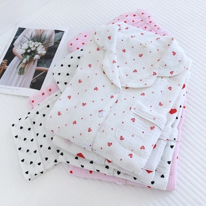Détail du tissu en gaze de coton doux et de l'imprimé cœur sur l'ensemble pyjama