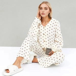 Pyjama femme en coton blanc à imprimé cœur avec haut à col en V et pantalon long fluide