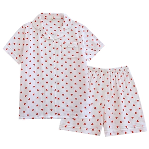 Damen Sommer-Schlafanzug-Set aus Baumwolle mit roten Herzen auf weißem Hintergrund