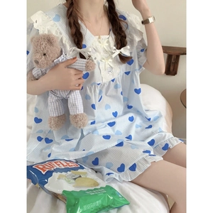 Set pigiama azzurro stile francese con cuori, dettagli in pizzo e fiocco di seta chic