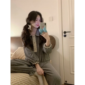 Pyjama gris foncé en polaire avec col Claudine et bordure en dentelle blanche pour femme