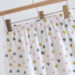 Nahaufnahme der Baumwoll-Schlafhose mit Herzprint, Gummibund und Mullgewebe-Textur