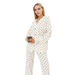 Ensemble pyjama femme en coton crème avec imprimés cœurs, cardigan manches longues et pantalon