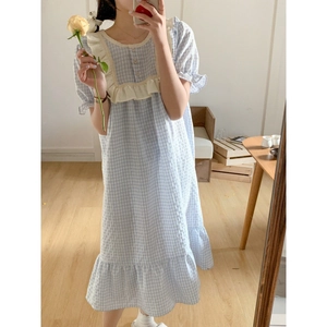 Douce chemise de nuit vichy bleu clair en coton avec dentelle et manches à volants