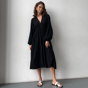 Peignoir élégant en coton noir à col en V avec taille élastique et texture respirante