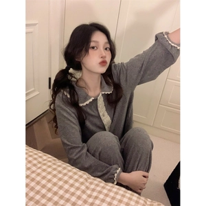 Ensemble de pyjama gris confortable avec dentelle blanche et col de poupée chic