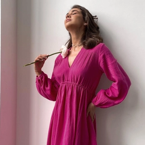 Peignoir élégant en coton crépon rose avec manches longues et coupe ample pour femme