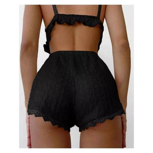 Ensemble homewear en dentelle noire avec haut dos nu et short à bordure volantée