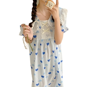 Pigiama stile francese azzurro a quadretti con cuori e dettagli in pizzo raffinato