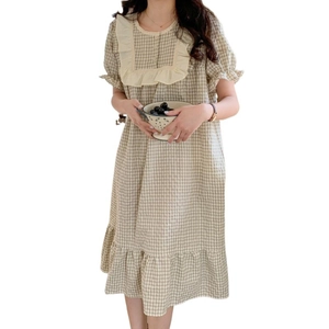 Douce chemise de nuit vichy beige à manches courtes avec dentelle et volants