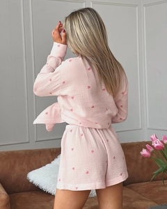 Détail d'un pyjama en coton rose avec imprimé cœur et texture douce en double gaze