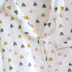 Detailansicht des Herzmusters und weichem Doppel-Gaze-Baumwollstoff am Pyjama-Oberteil