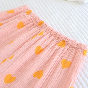Détail du bas de pyjama rose à cœurs avec taille élastique et tissu en coton gaufré doux