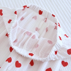 Détail de pyjama en mousseline de coton avec cœurs rouges et taille élastique