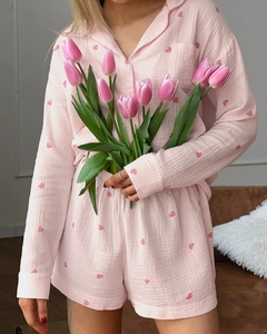 Détail d'un pyjama en mousseline de coton rose avec motifs cœurs et manches longues