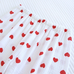 Détail du bas de pyjama en coton à motifs de cœurs rouges et taille élastiquée