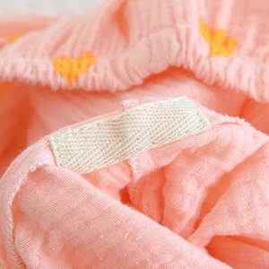 Macro d'un tissu en gaze de coton rose respirant avec détail de taille élastique