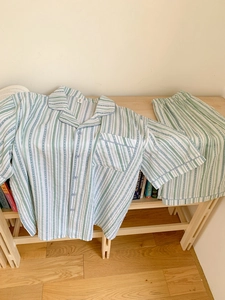 Détail de pyjamas à rayures vertes et blanches avec pois et liseré bleu contrasté