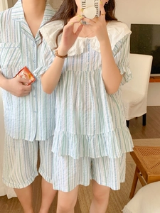 Détail de pyjamas rayés avec col en dentelle et texture en coton doux pour couple