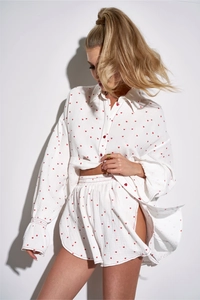 Dettaglio completo lounge set in cotone bianco con stampa a cuori rossi e camicia