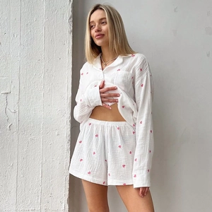 Pyjama femme en coton blanc à motifs cœurs rouges, chemise manches longues et short