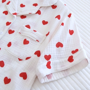 Détail de pyjama en coton doux avec imprimés cœurs rouges et col à revers classique