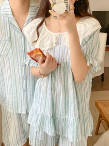 Détail du pyjama de couple à rayures vertes et blanches avec col en dentelle brodée