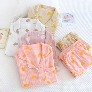 Pyjama femme à imprimé cœurs en crêpe avec col à revers et manches longues pour la maison