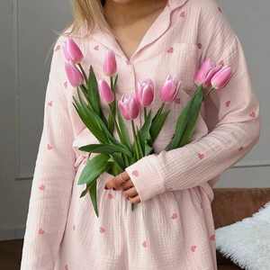 Pyjama rose en coton à imprimé cœur avec manches longues et col à revers pour femme