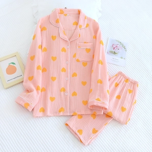 Pyjama femme en coton crêpé rose à motif cœur avec manches longues et col à revers