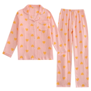 Ensemble de pyjama en crépon de coton rose à cœurs avec haut boutonné et pantalon