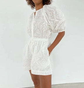 Détail de la broderie anglaise blanche sur combishort à manches bouffantes et fleurs