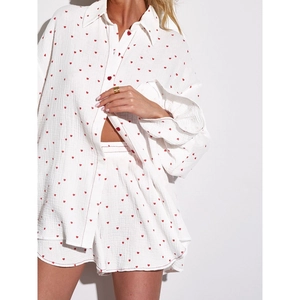Set donna in cotone e lino con stampa a cuori rossi camicia a maniche lunghe e shorts