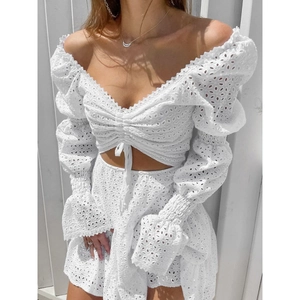Abito bianco stile francese in pizzo sangallo con scollo a V e maniche a sbuffo estivo