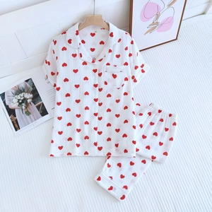 Détails du pyjama blanc en coton à cœurs rouges avec boutons au col et étiquette taille M