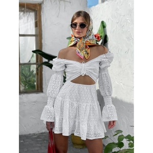Abito bianco con ricamo a occhielli, spalle scoperte, maniche a sbuffo e cut-out vita