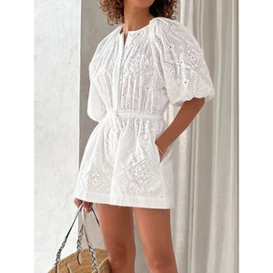 Combishort blanc élégant avec broderie anglaise, manches bouffantes et taille nouée