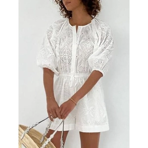 Combishort en dentelle anglaise blanche avec manches bouffantes et taille à cordon serré