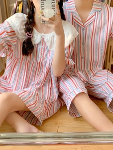 Détail d'un pyjama couple en coton à rayures rouges et bleues avec col à volants