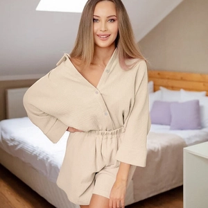 Ensemble de détente beige deux pièces pour femmes avec chemise manches longues et short